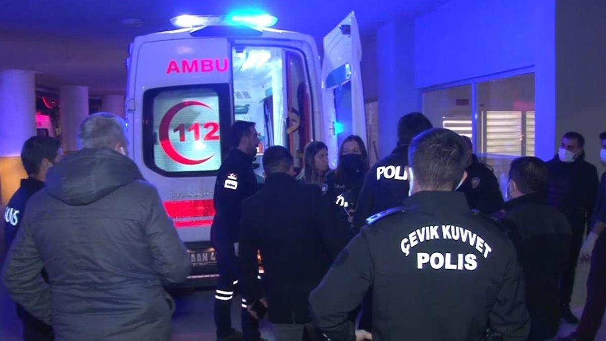 Erzincan'da polis memuru kazara kendisi ile iki arkadan yaralad