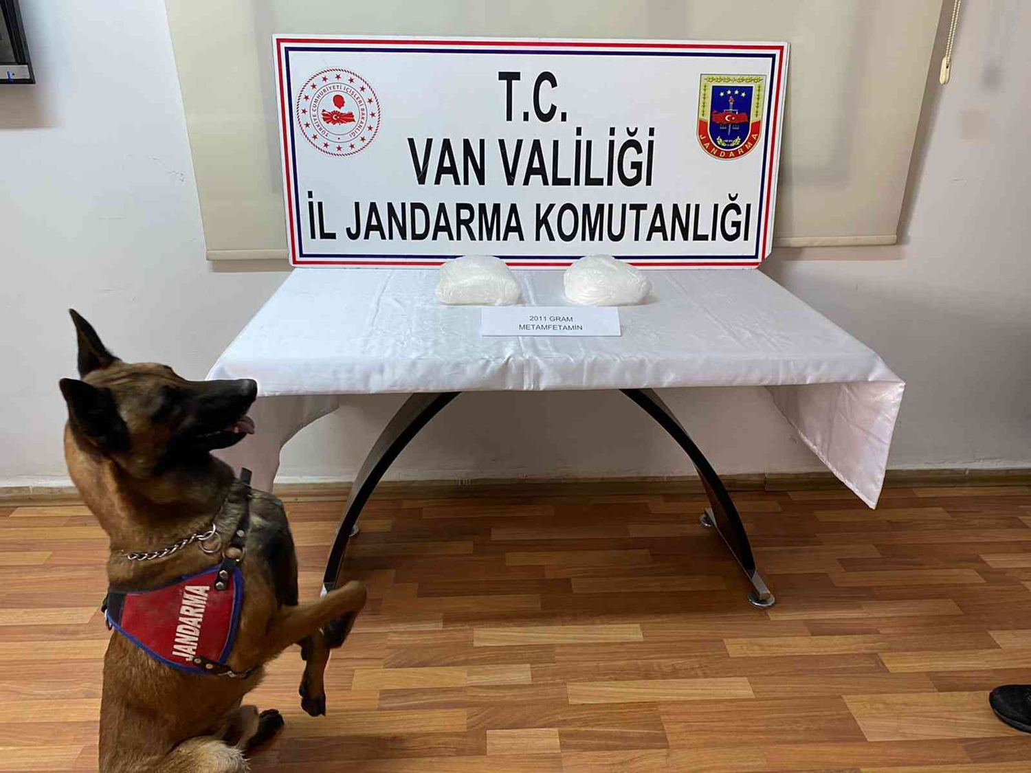 Van'da bir ara�ta jandarma ekiplerince 2 kilo metamfetamin yakaland�