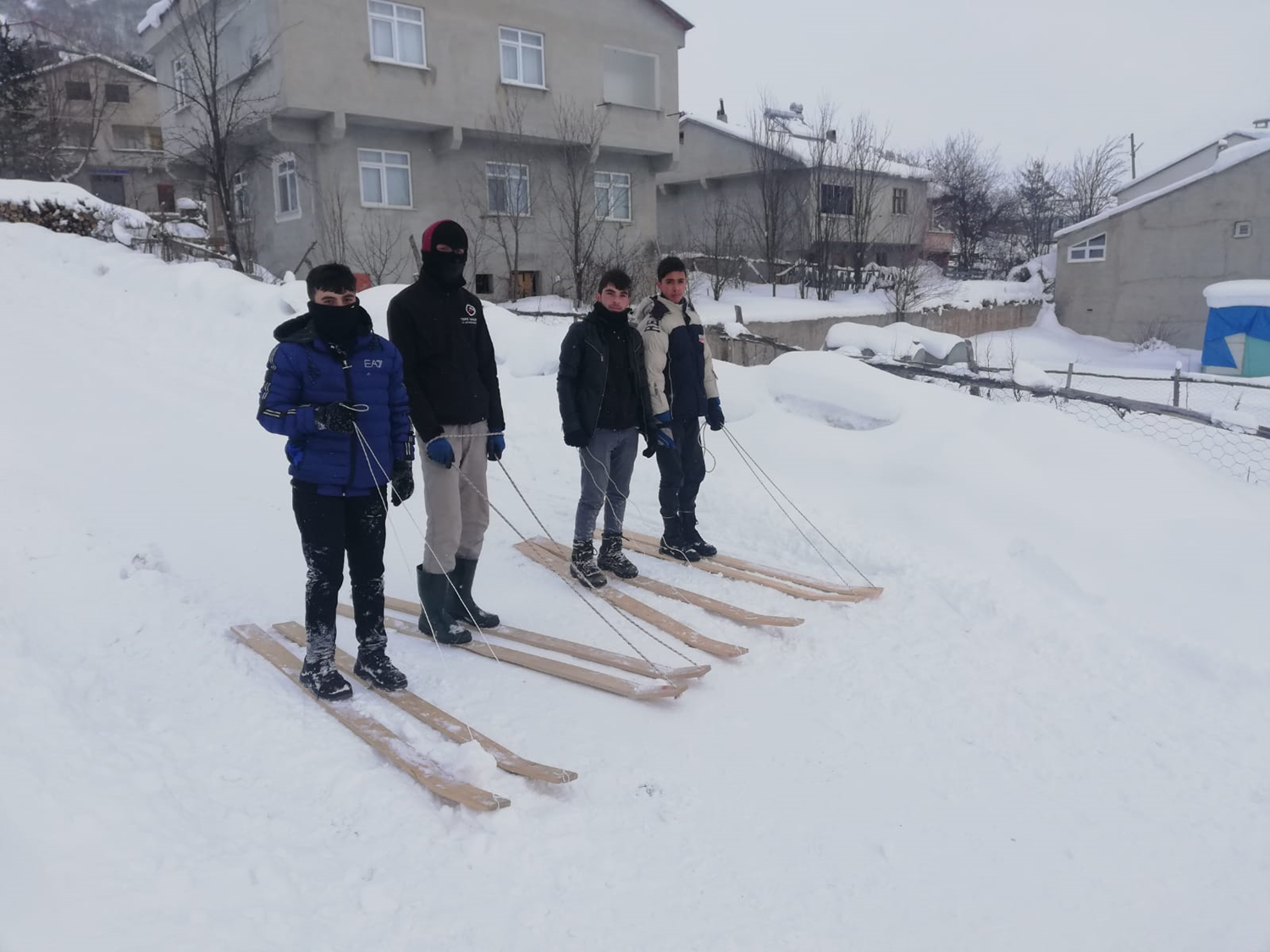 �ocuklar, marangoza tahtadan yapt�rd�klar� kayaklarla kar�n tad�n� ��kard�