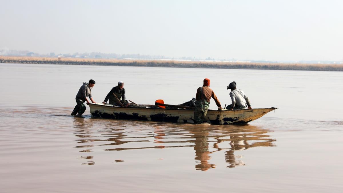 Ekmeklerini Ceyhun Nehri'nden kartyorlar