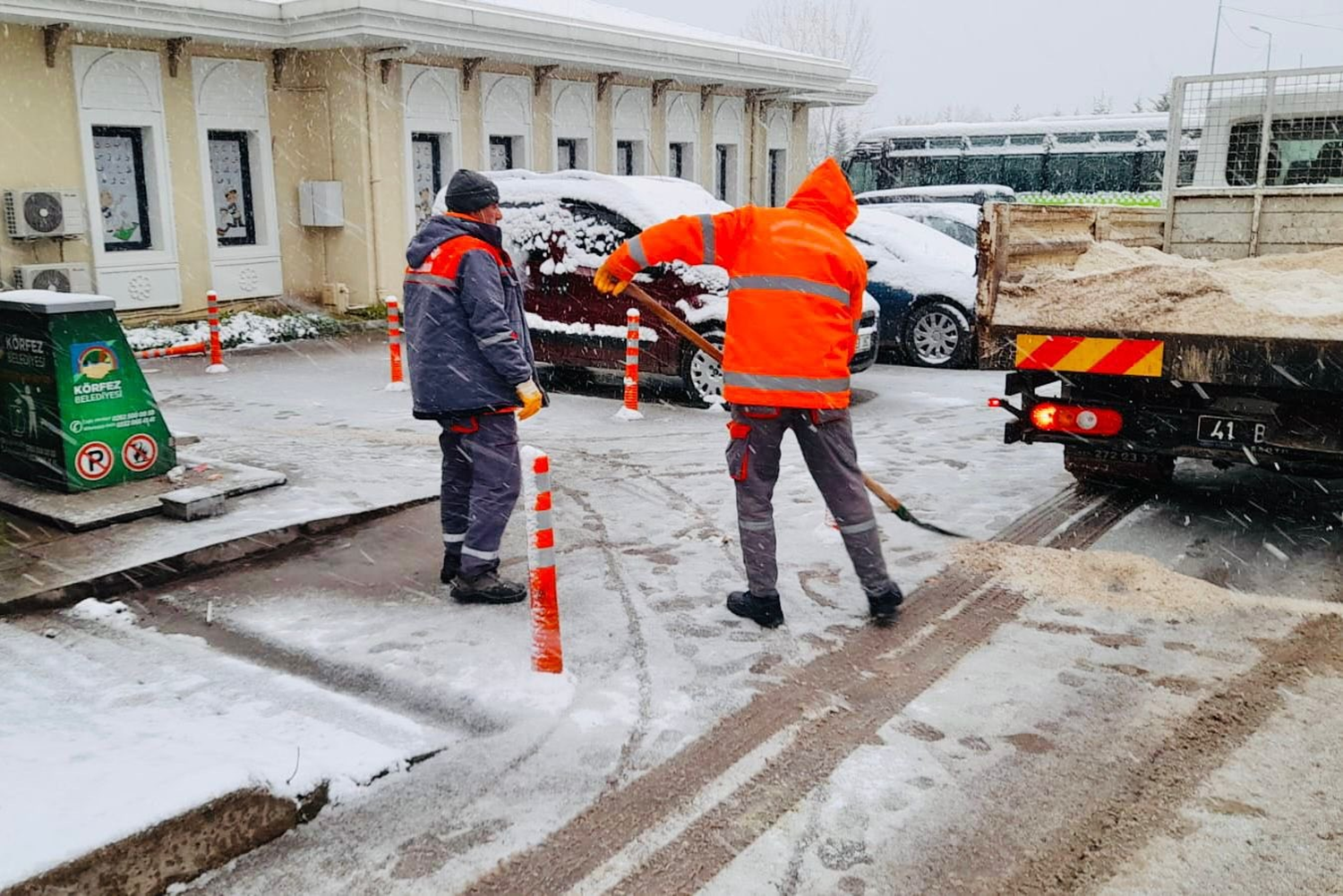 K�rfez Belediyesi'nde kar mesaisi