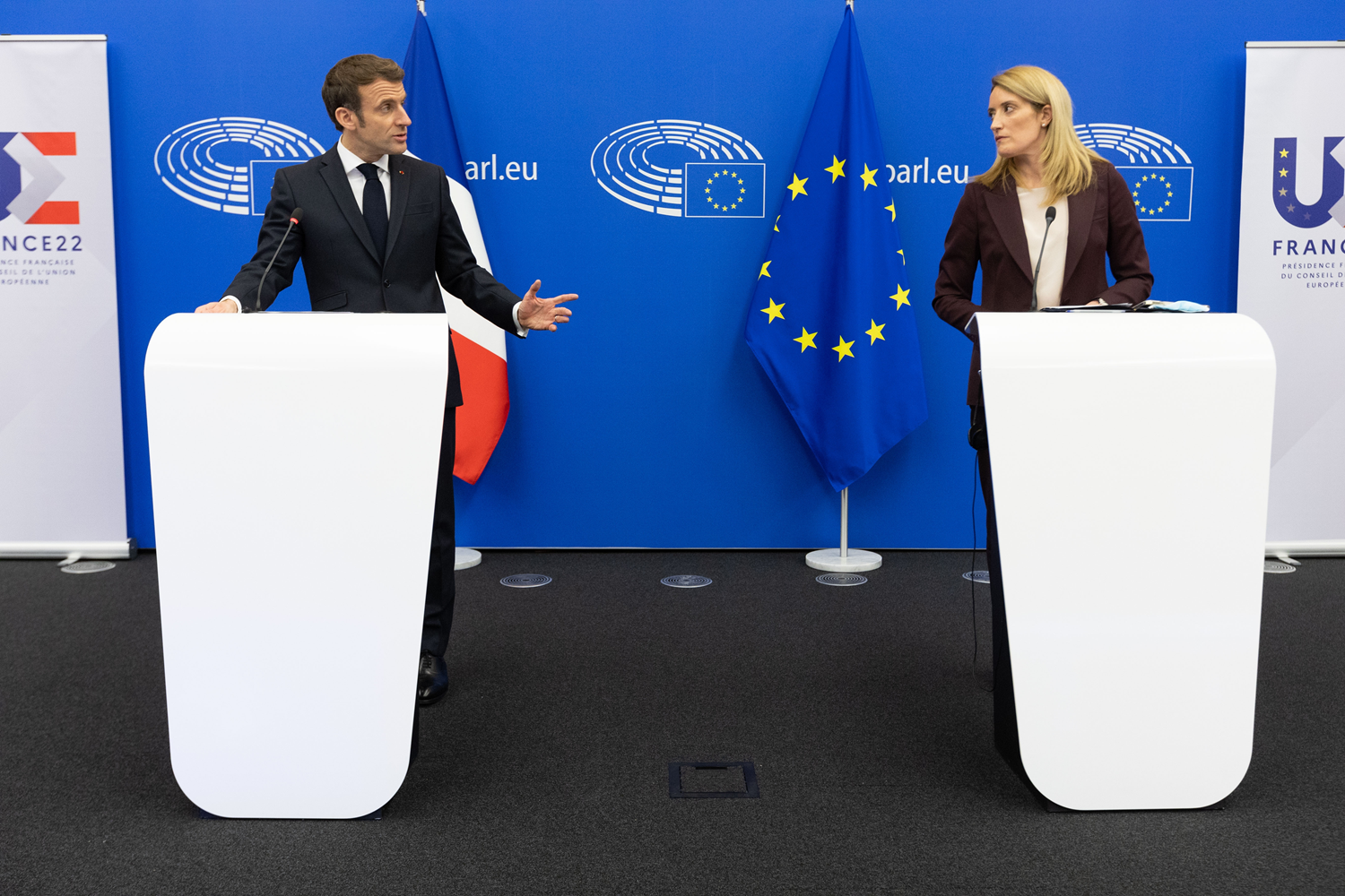 Macron ve AP Ba�kan� soru almad�! Gazeteciler salonu terk etti