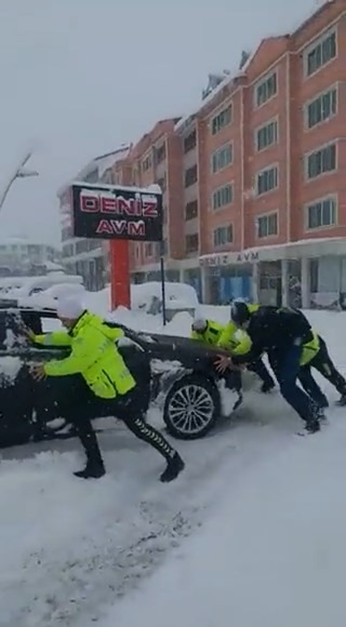 Tunceli Valili�i'nden a��klama: 'Zincirsiz ara�lar�n trafi�e ��kmalar�na ikinci bir duyuruya kadar m�saade edilmeyecektir.'