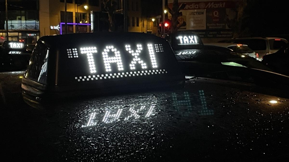 Brksel'de Uber protestosu! Taksiciler yollara dkld