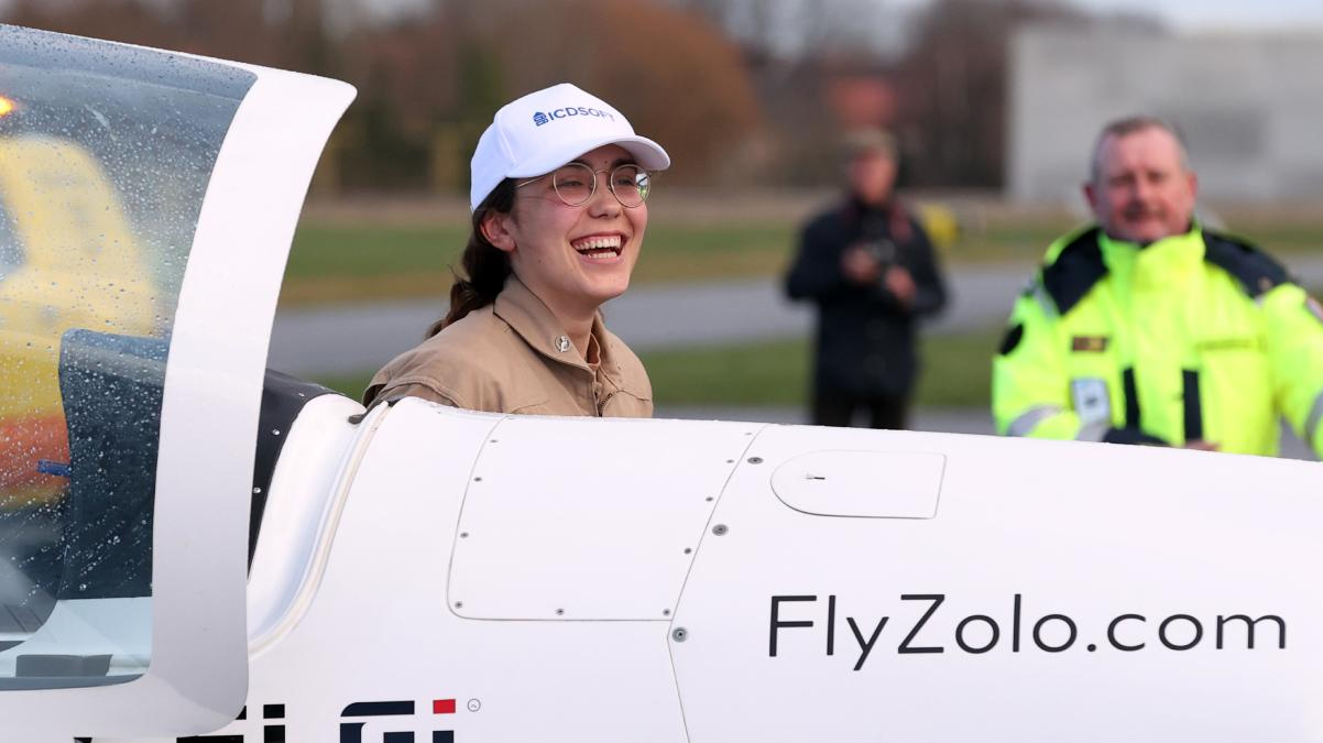 D�nyan�n en gen� kad�n pilotu!  Rekorla d�nya turunu tamamlad�