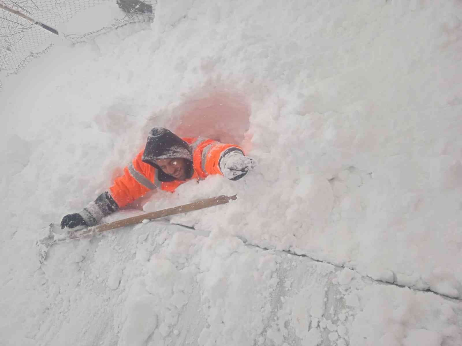 Elaz��'da kar kal�nl��� bir metreye yakla�t�