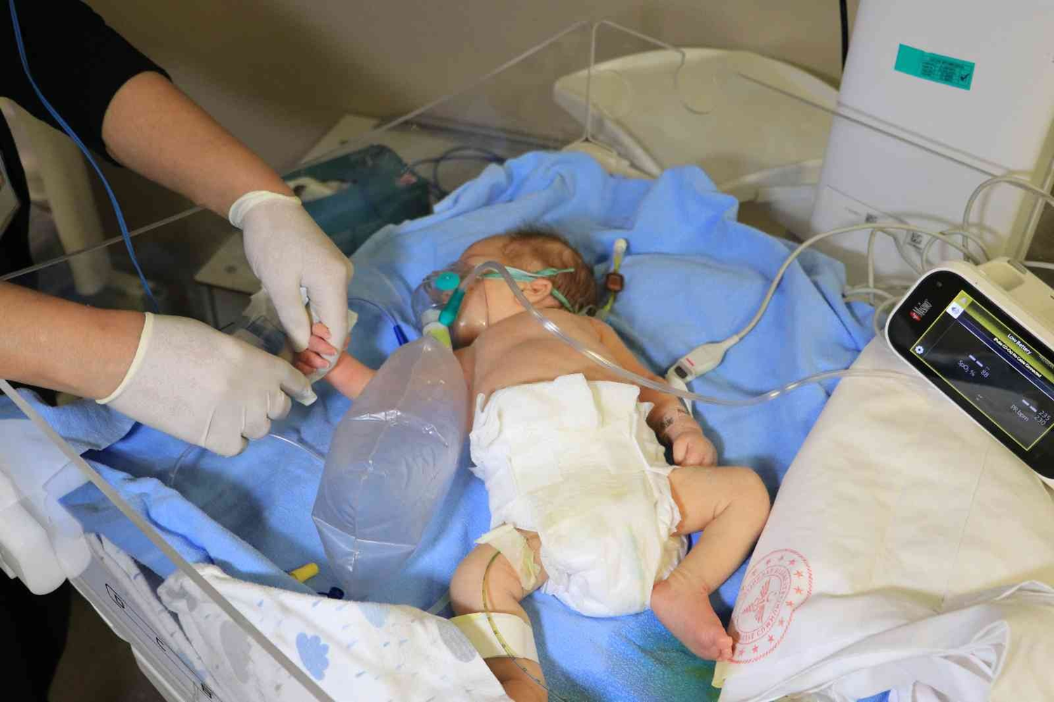 Kar yolu kapad�, hasta bebek 12 saat mahsur kald�, helikopter havaland�: T�rkiye Cumhuriyeti'ne �ok te�ekk�r ederim