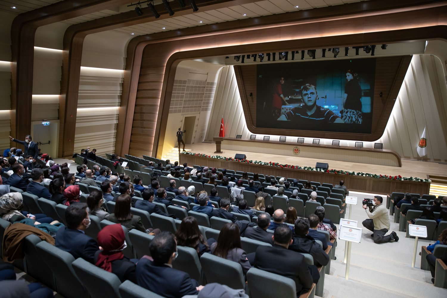 Bakan G�l hakim savc� adaylar�yla beraber, 'Kesi�me; �yi ki Vars�n Eren' filmini seyretti
