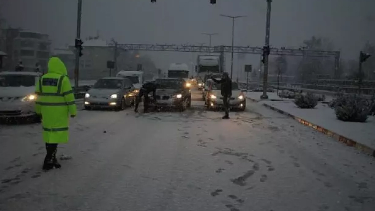 Karayollar�'ndan �nemli uyar�: Zorunlu olmad�k�a trafi�e ��kmay�n!