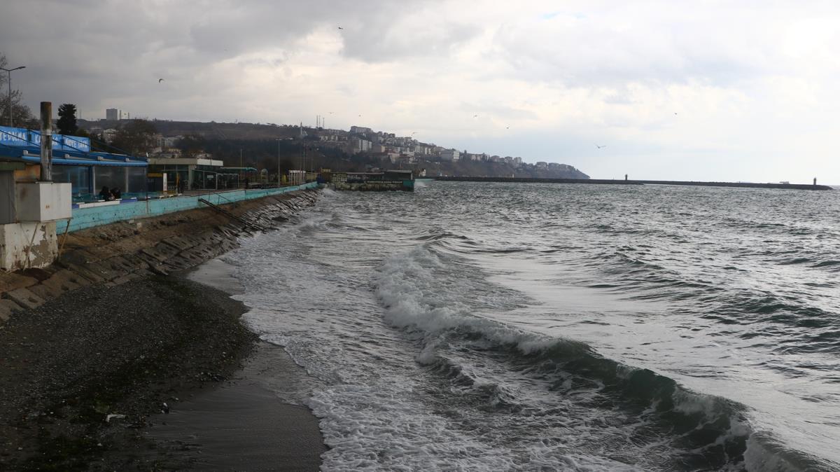 Marmara Denizi'nde lodos 2 gndr deniz ulamn olumsuz etkiliyor