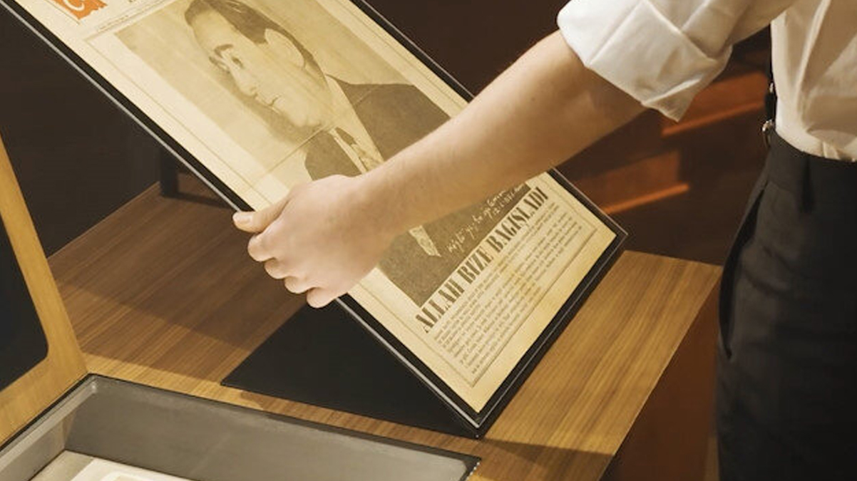 �ehit Ba�bakan Menderes'in an�s�na yaz�lan 'Menderes Zeybe�i' dinleyiciyle bulu�tu