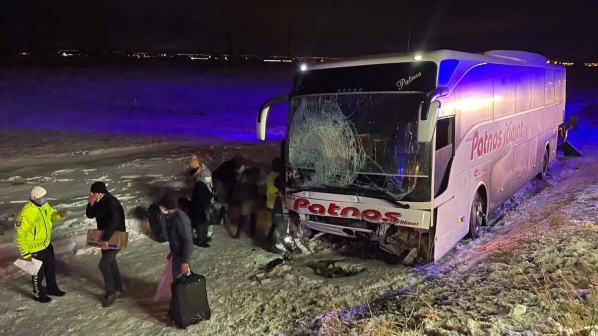 Aksaray'da yolcu otobsnn arampole dt kazada 4 kii yaraland
