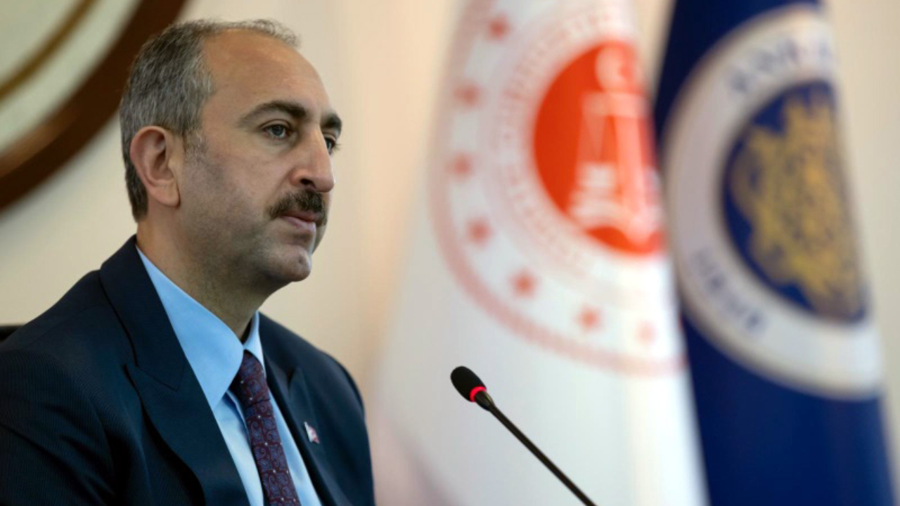 Bakan G�l: Cumhurba�kan�m�z� hedef alan edepten nasipsiz, �irkin s�zleri lanetliyorum