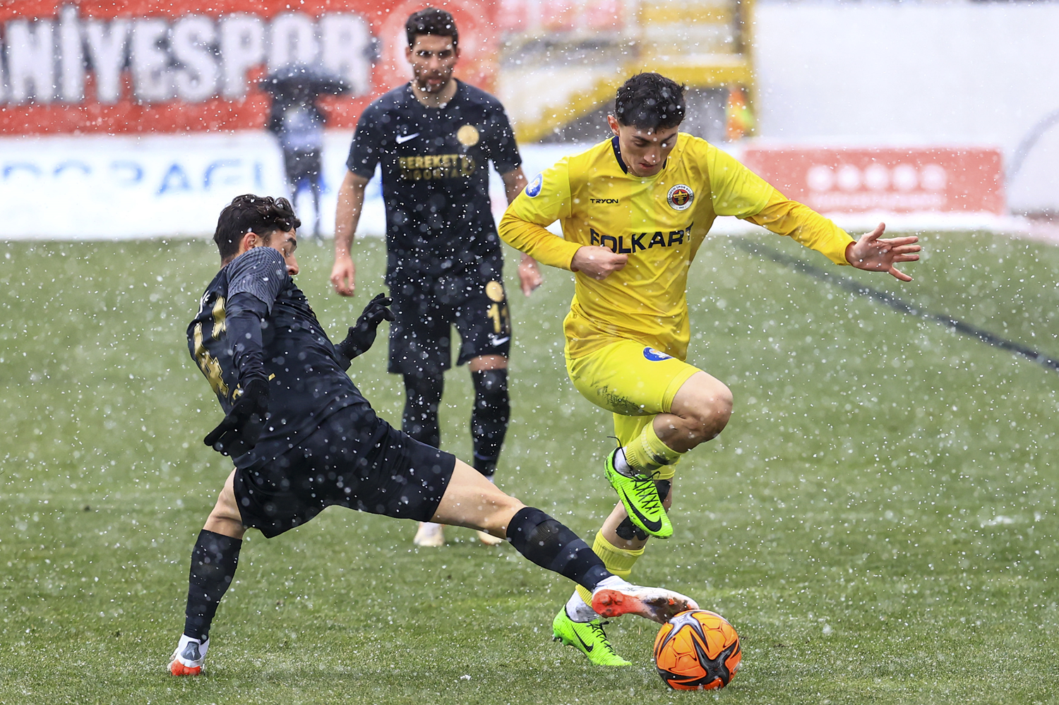 Lider �mraniyespor, Menemenspor s�nav�n� kay�ps�z ge�ti