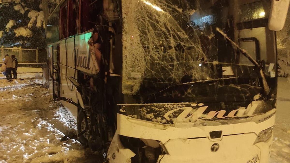 Amasya - Merzifon'da yolcu otobs bariyerlere arpt: 30 yaral