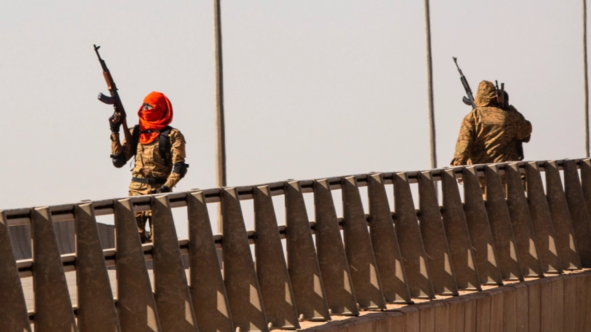 Askerlere Twitter'dan �a�r� yapt�: Silahlar� b�rak�n