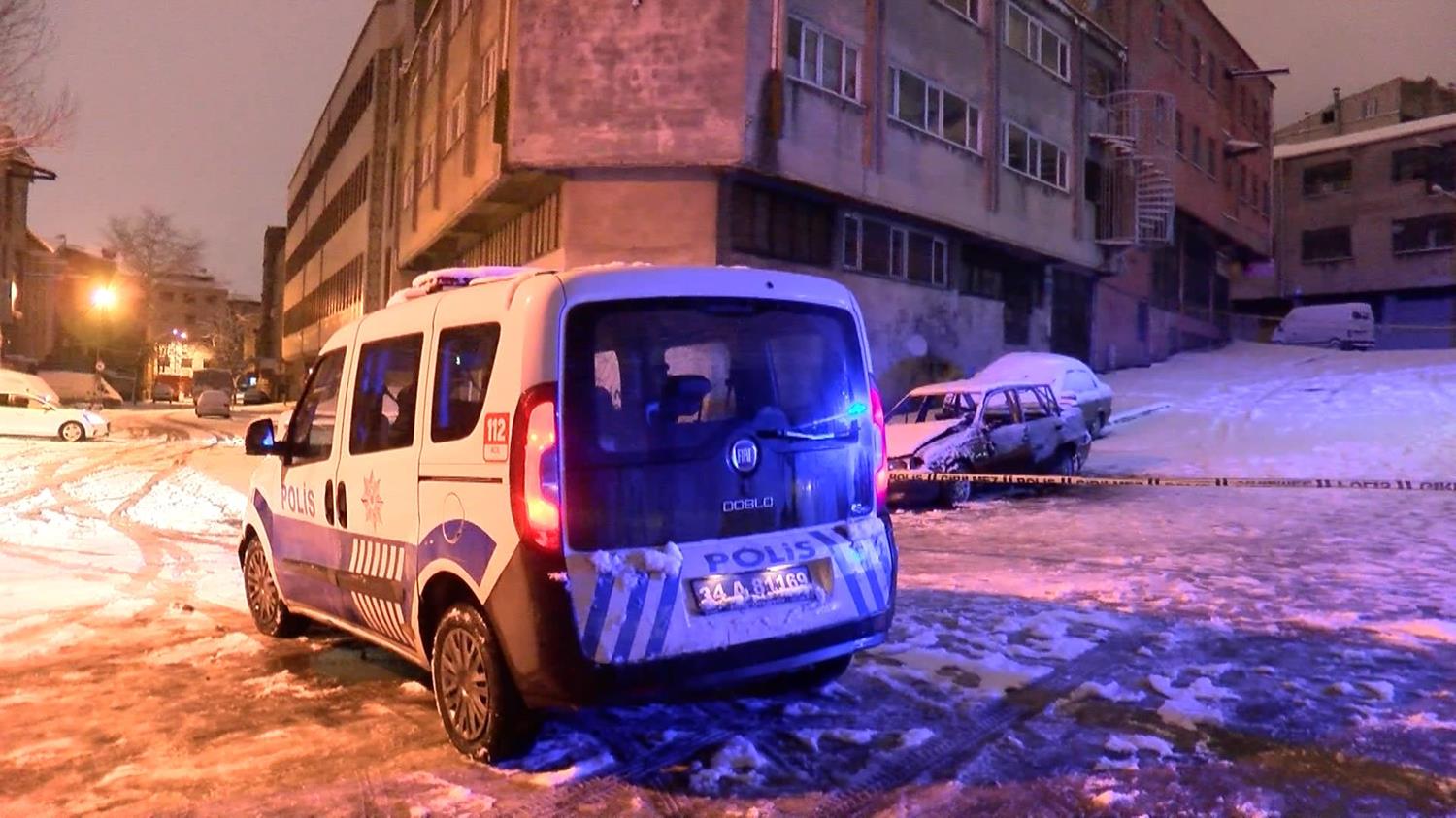 Gaziosmanpa�a'da park halinde yanan otomobilde erkek cesedi bulundu