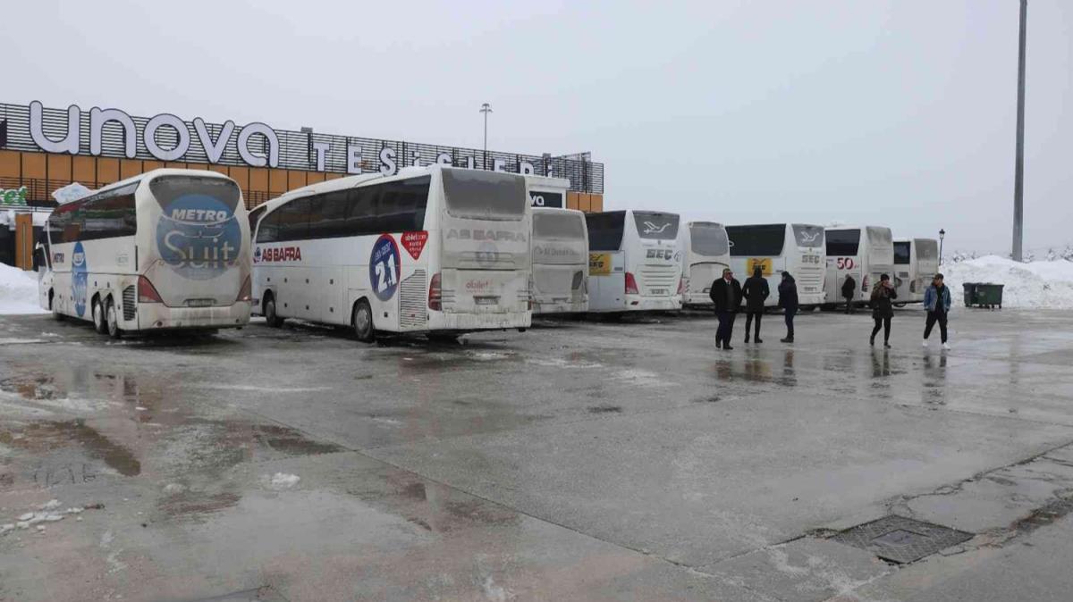 stanbul'a gidemeyen yolcular saatlerdir Bolu'daki tesislerde bekletiliyor