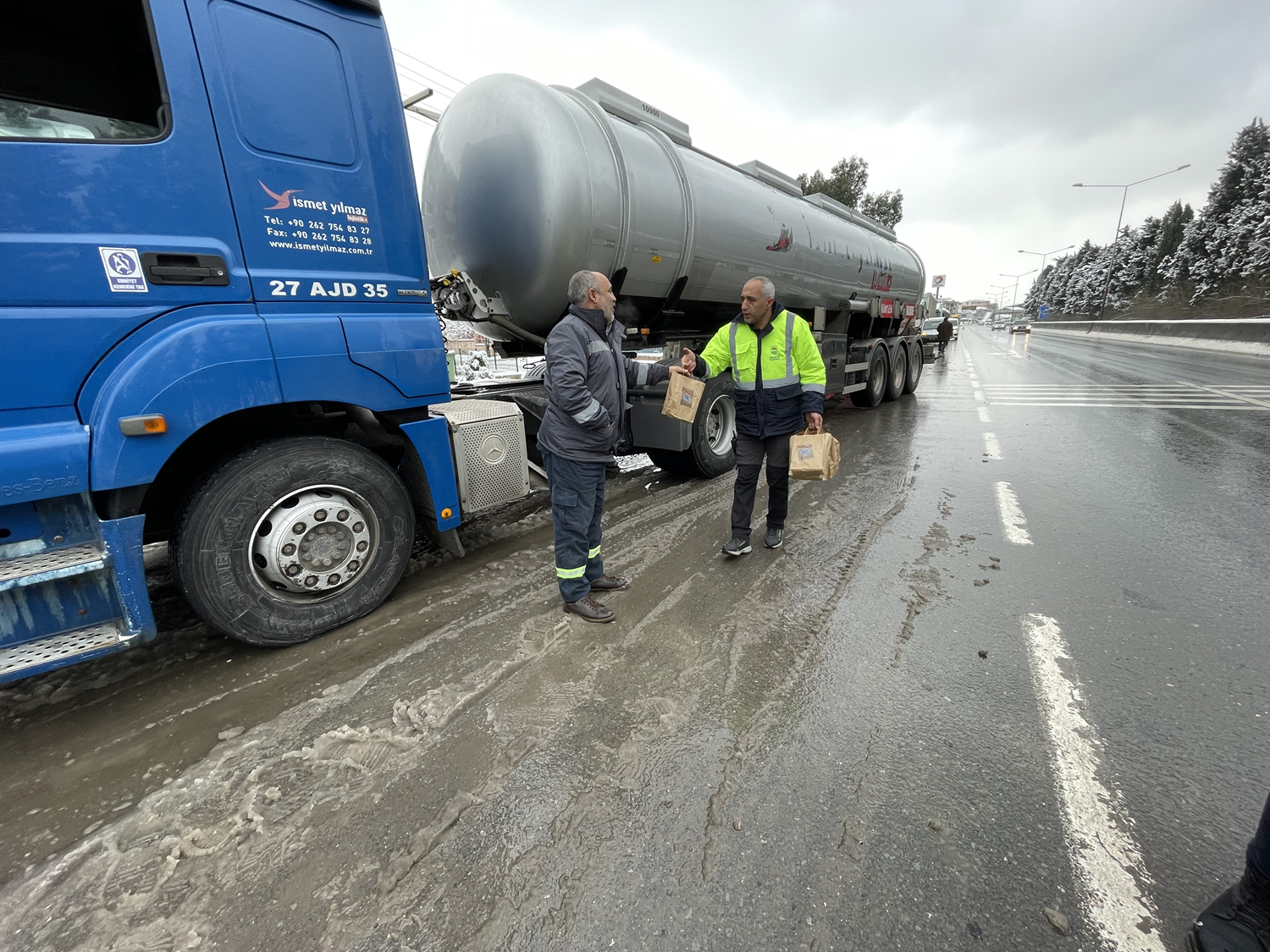 Yolda kalanlara kumanya da��t�m� yap�ld�