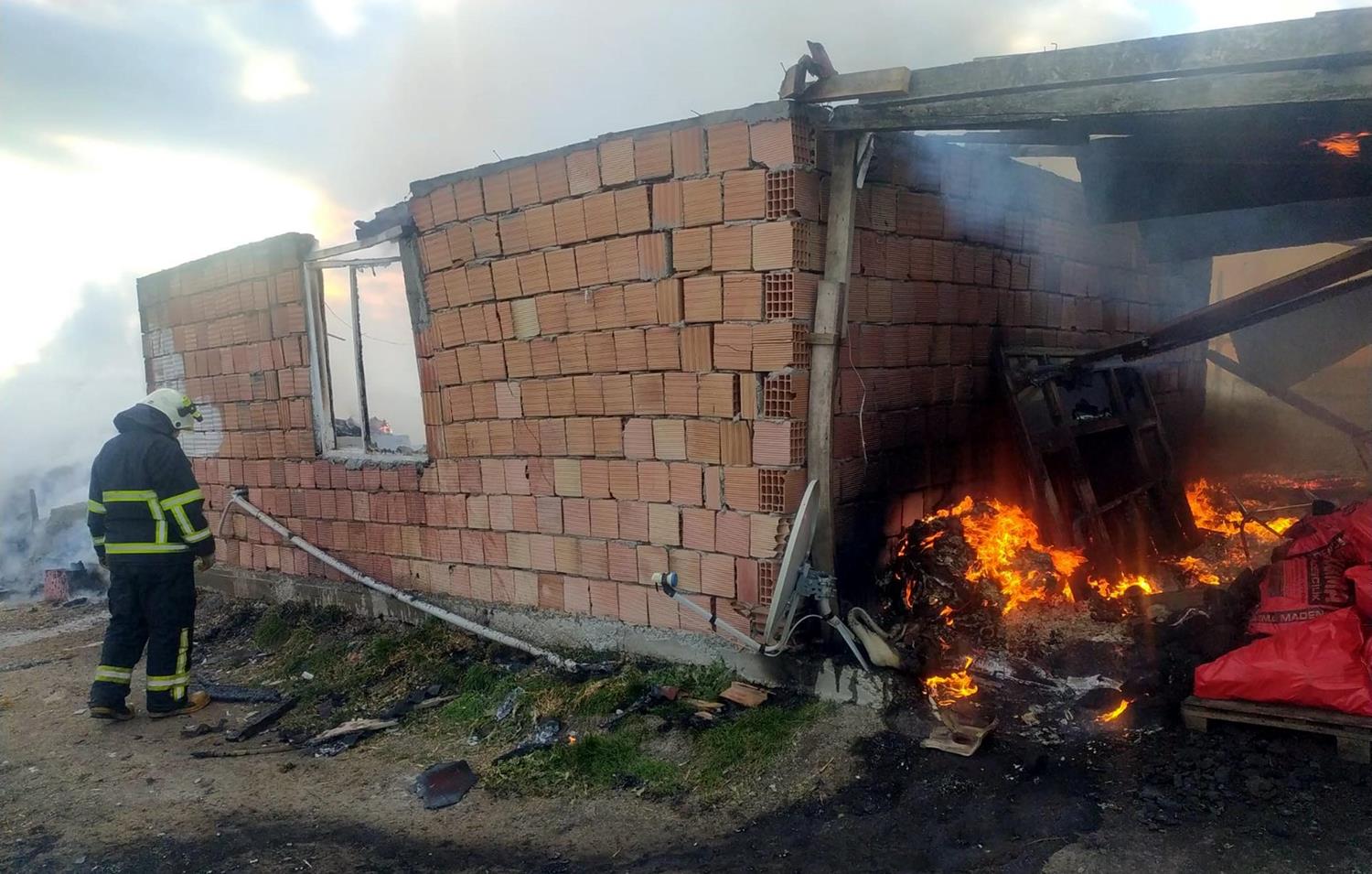 A��lda hayvanlar�yla beraber 10 bin liras� da k�l oldu