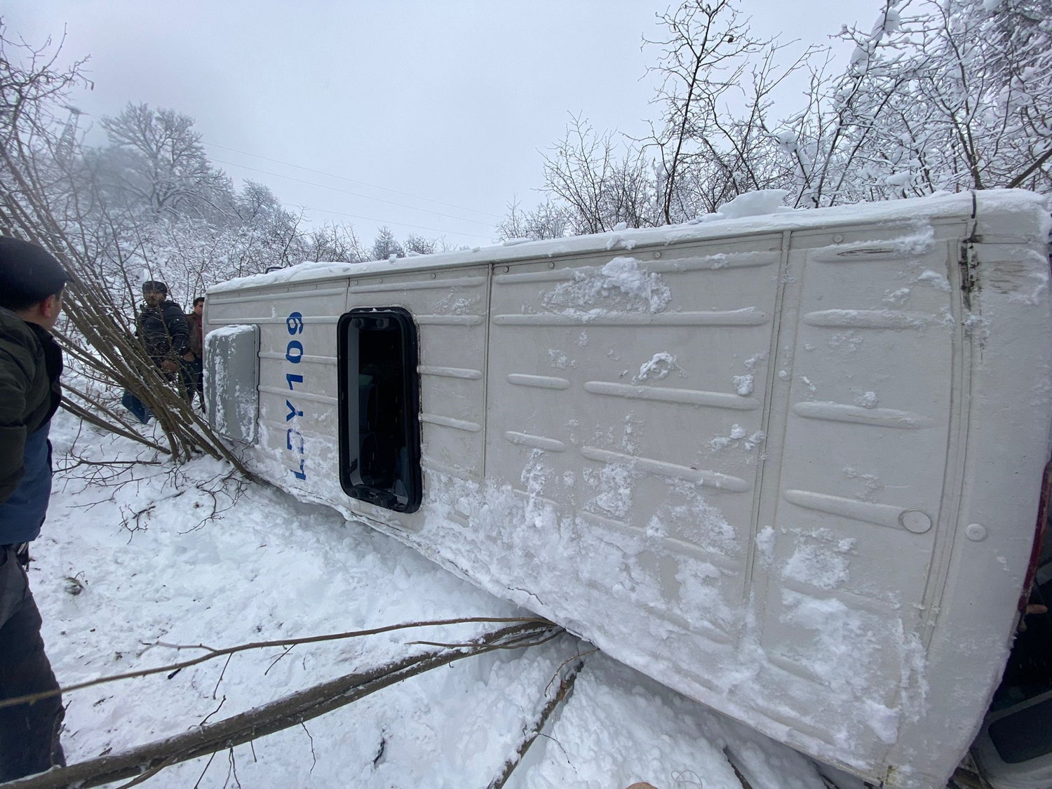 F�nd�k bah�esine minib�s devrildi: 2 yaral�