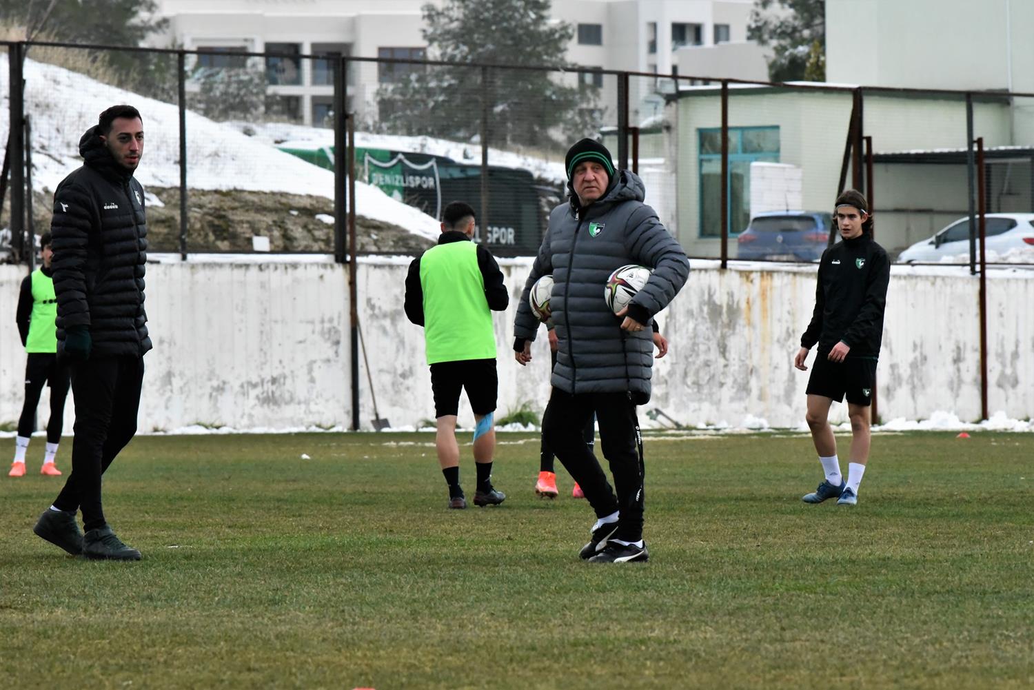 Denizlispor'da Mesut Bakkal'dan sonra �zhan �etin de d�n�yor