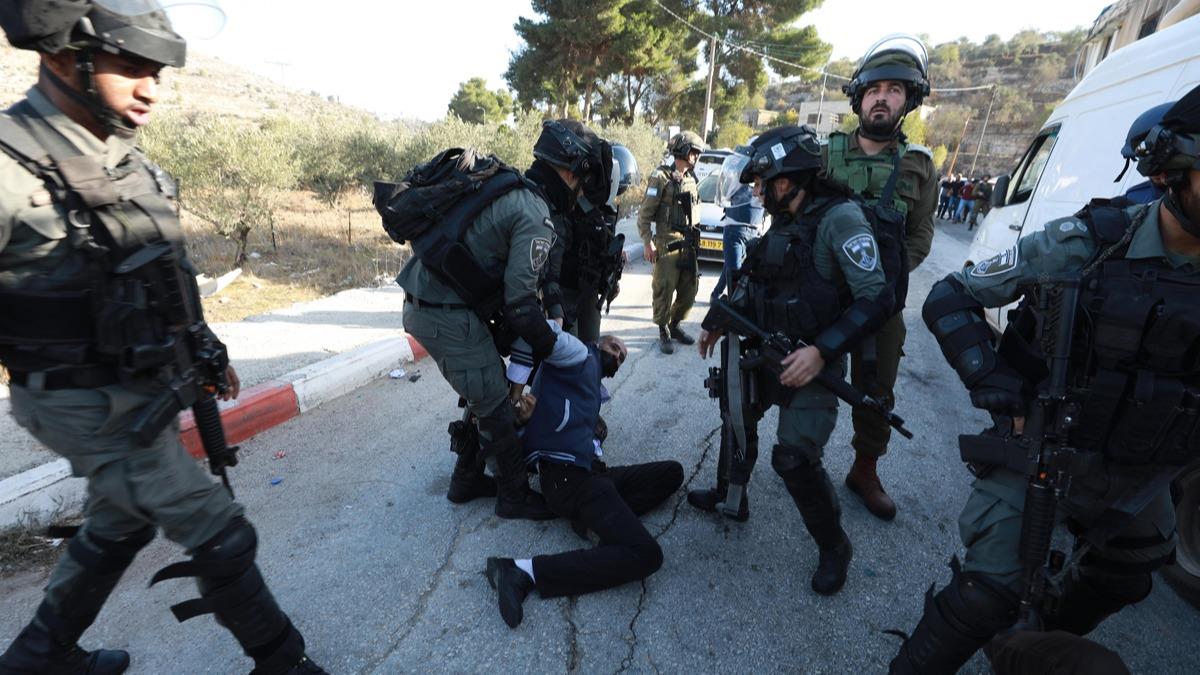 galci srail askerleri 15 Filistinli genci gzaltna ald