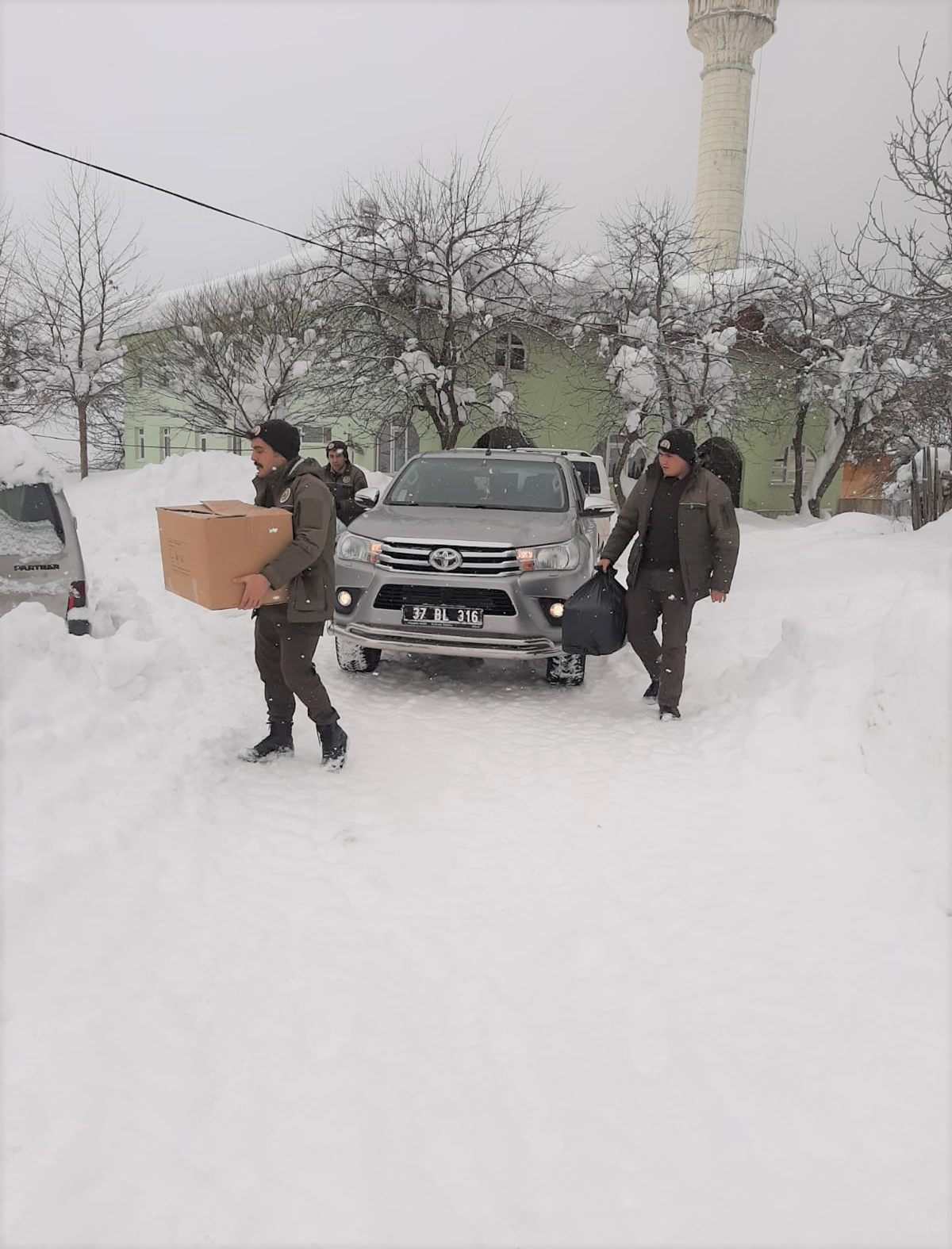 Kar kal�nl��� 2 metreye ula�t�! Ekipler seferber oldu