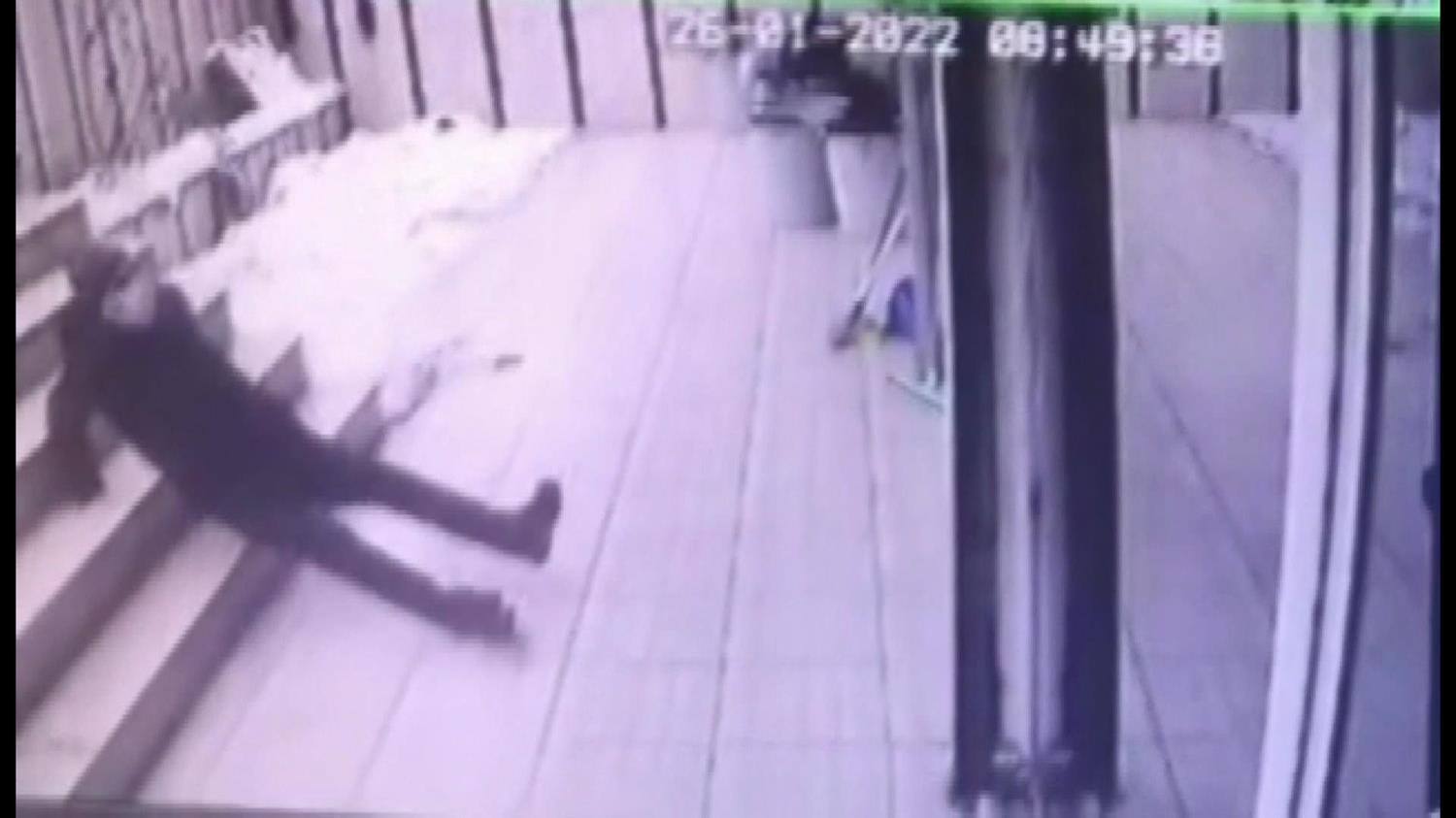 Merdivenden d��t�, cebindeki telefondan duman ��kt�