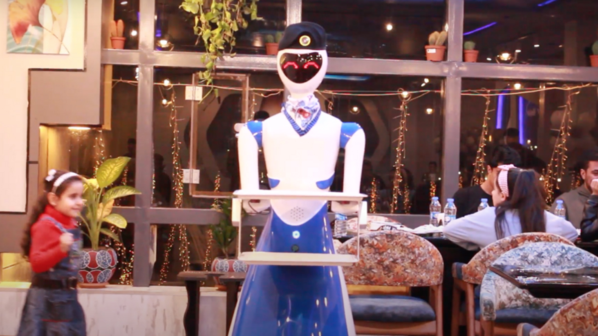 Musul'daki robotlu restoran g�renleri �a��rt�yor