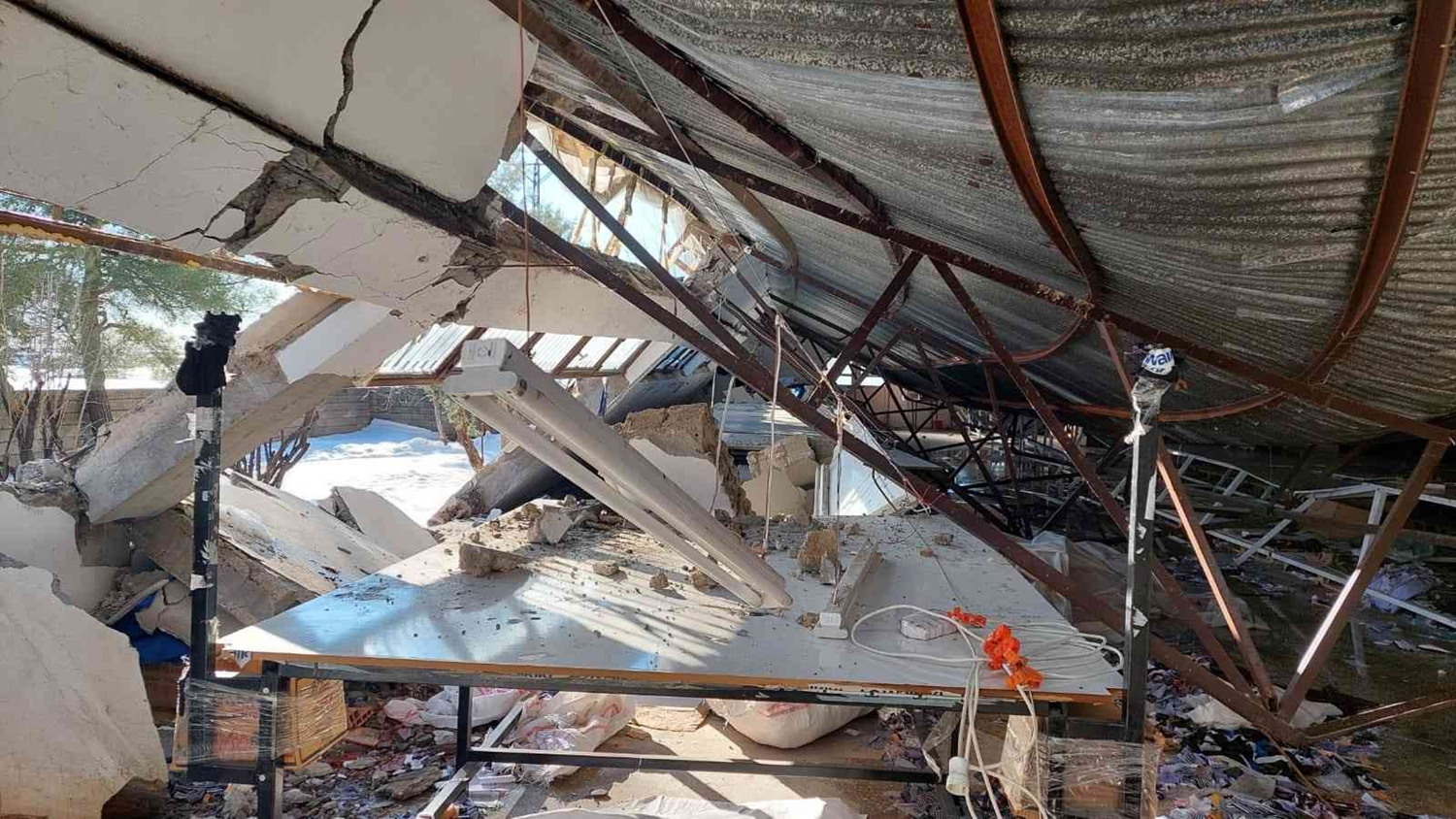 Fabrikan�n �at�s� ��kt�, makinalar kullan�lamaz hale geldi