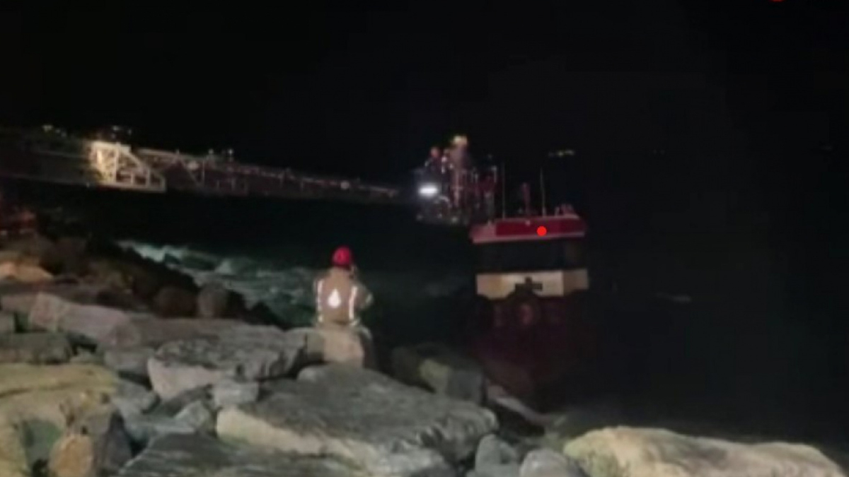 �stanbul Bo�az�'nda panik! Bal�k�� teknesi karaya oturdu