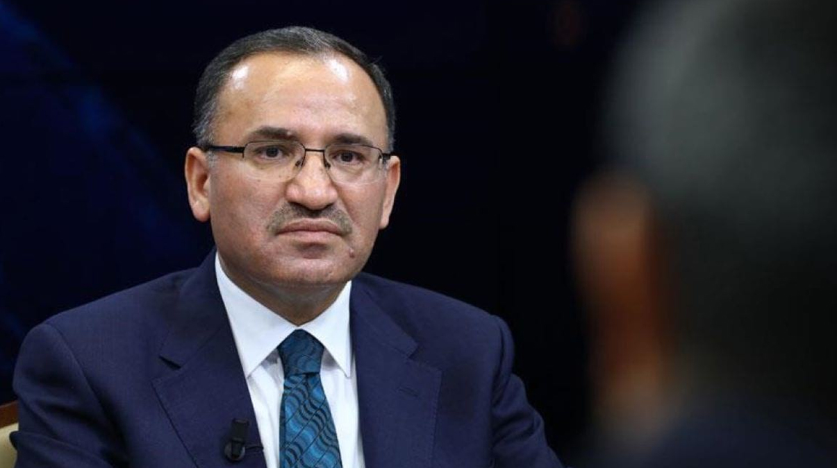 Kabinede g�rev de�i�imi: Adalet Bakanl���na Bekir Bozda� atand�