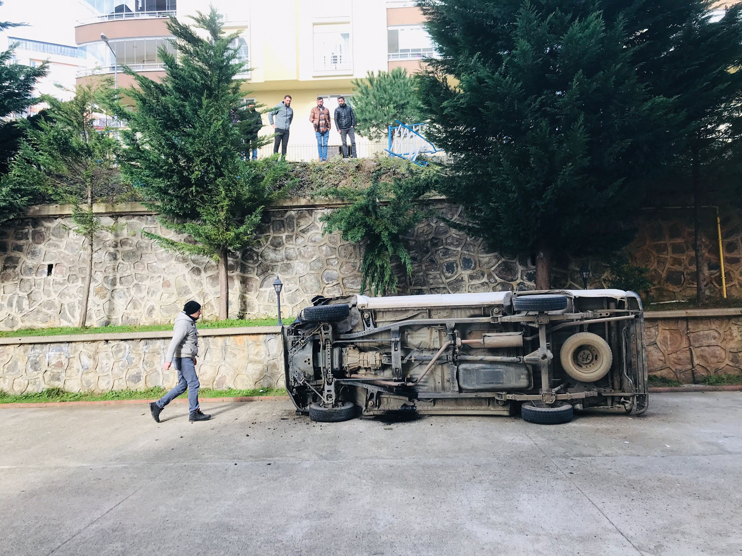 Site bah�esine kamyonet d��t�: 3 yaral�