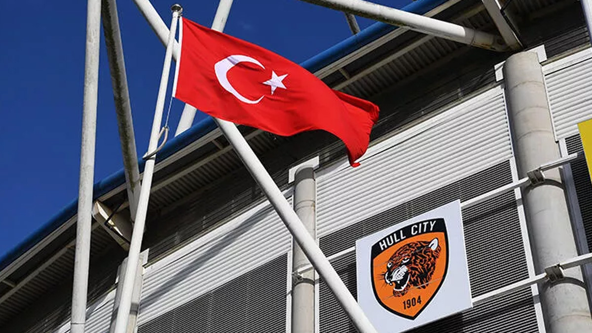 Acun Il�cal�'n�n kul�b� Hull City'nin stad�na T�rk bayra�� as�ld�