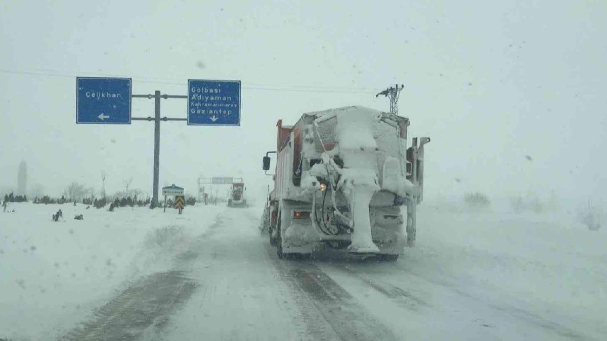 Malatya'da kar nedeniyle 24 mahallenin yolu kapand