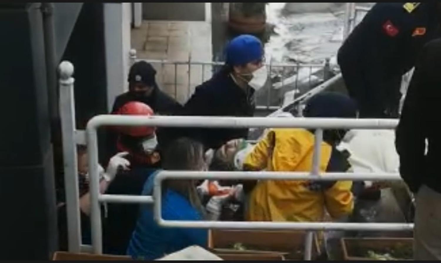 Asans�r bo�lu�una d��en hem�ireyi tamirci kurtard�