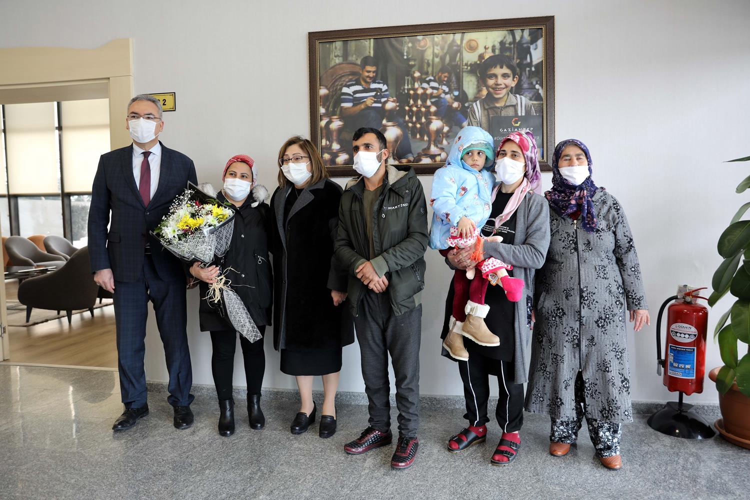 Asiye, Gaziantep'te �i�eklerle kar��land�