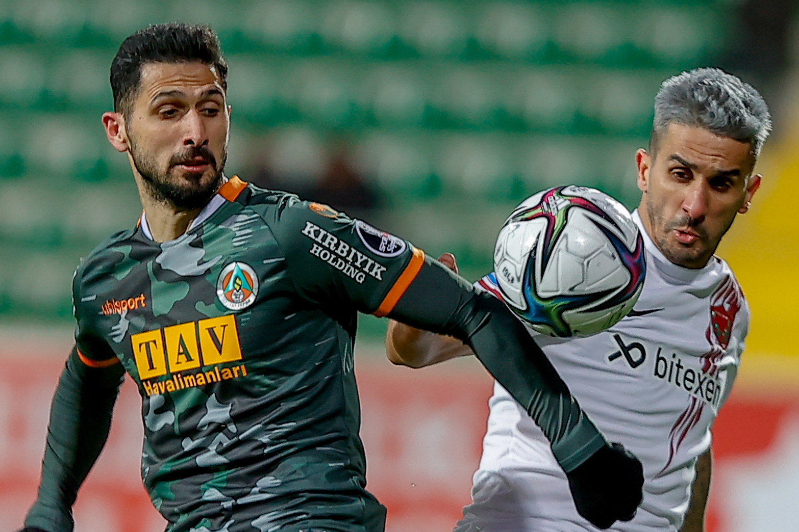 Ocak ay�n�n gol kral� Emre Akbaba! Lewandowski'yi de geride b�rakt�