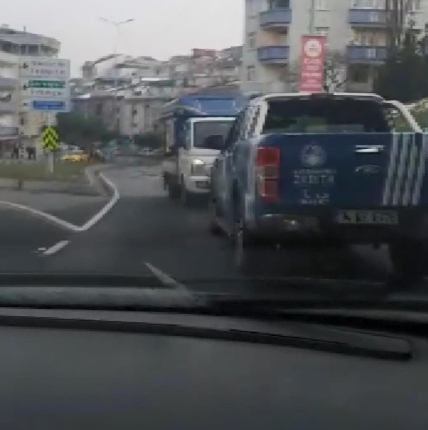 Zab�taya yakalanmamak i�in geri geri ka�t�!