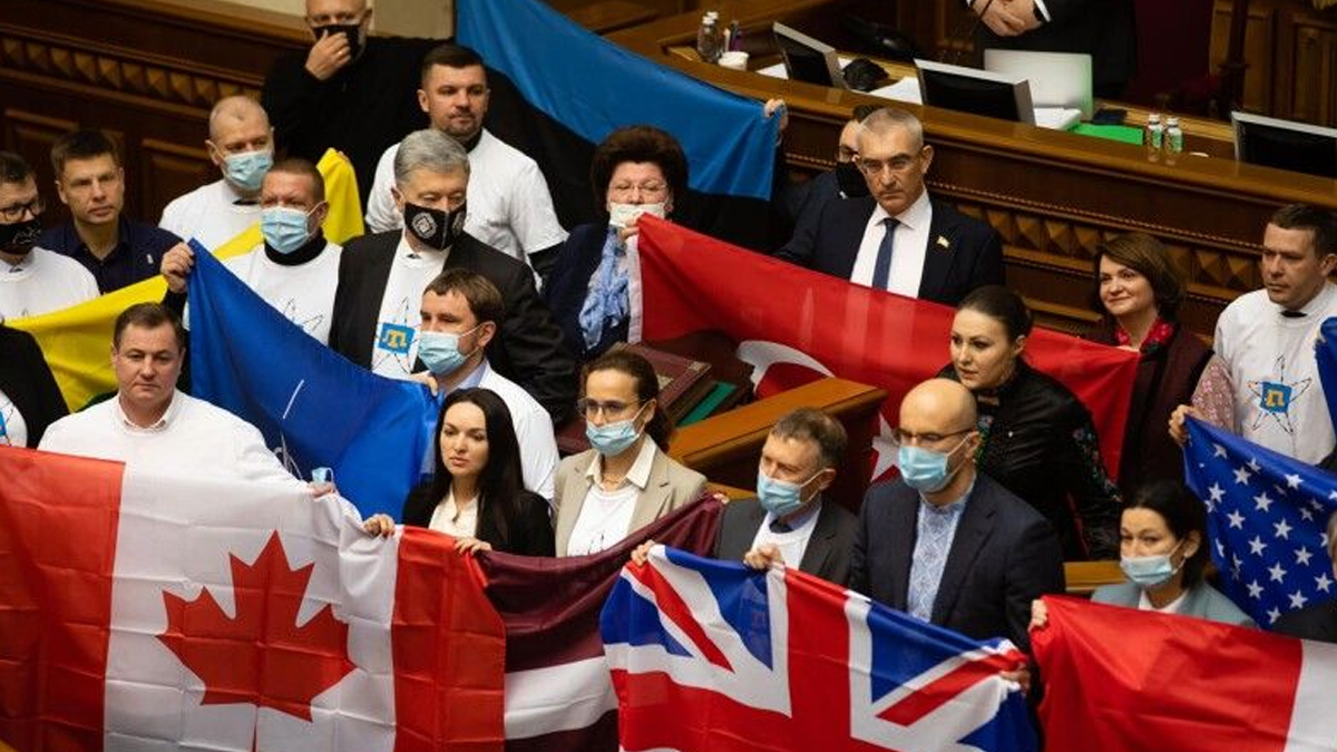 Parlamentoda Trk bayra ap teekkr ettiler!
