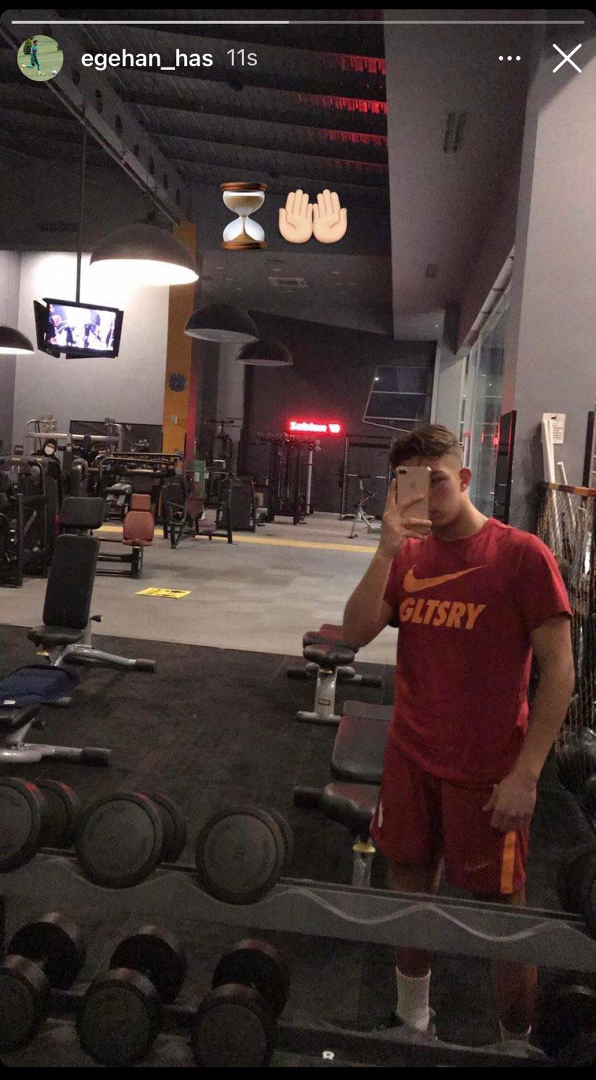 Eski�ehirspor, Galatasaray ti��rt�yle poz veren futbolcusunu kovdu!