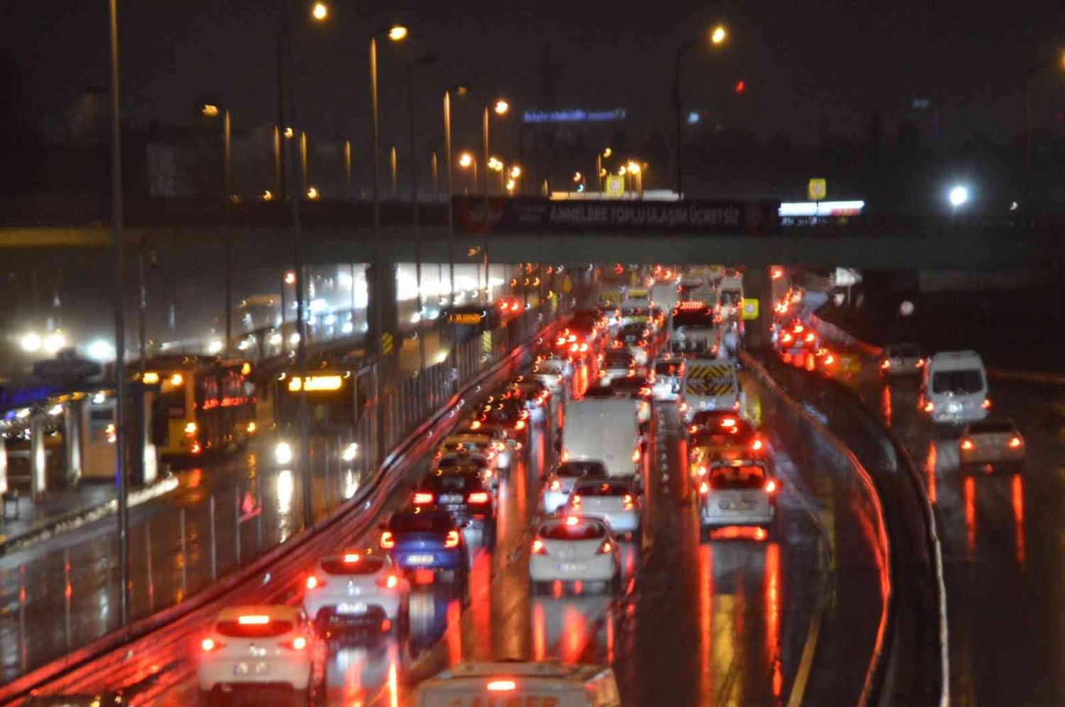 stanbul gne yamurla uyand