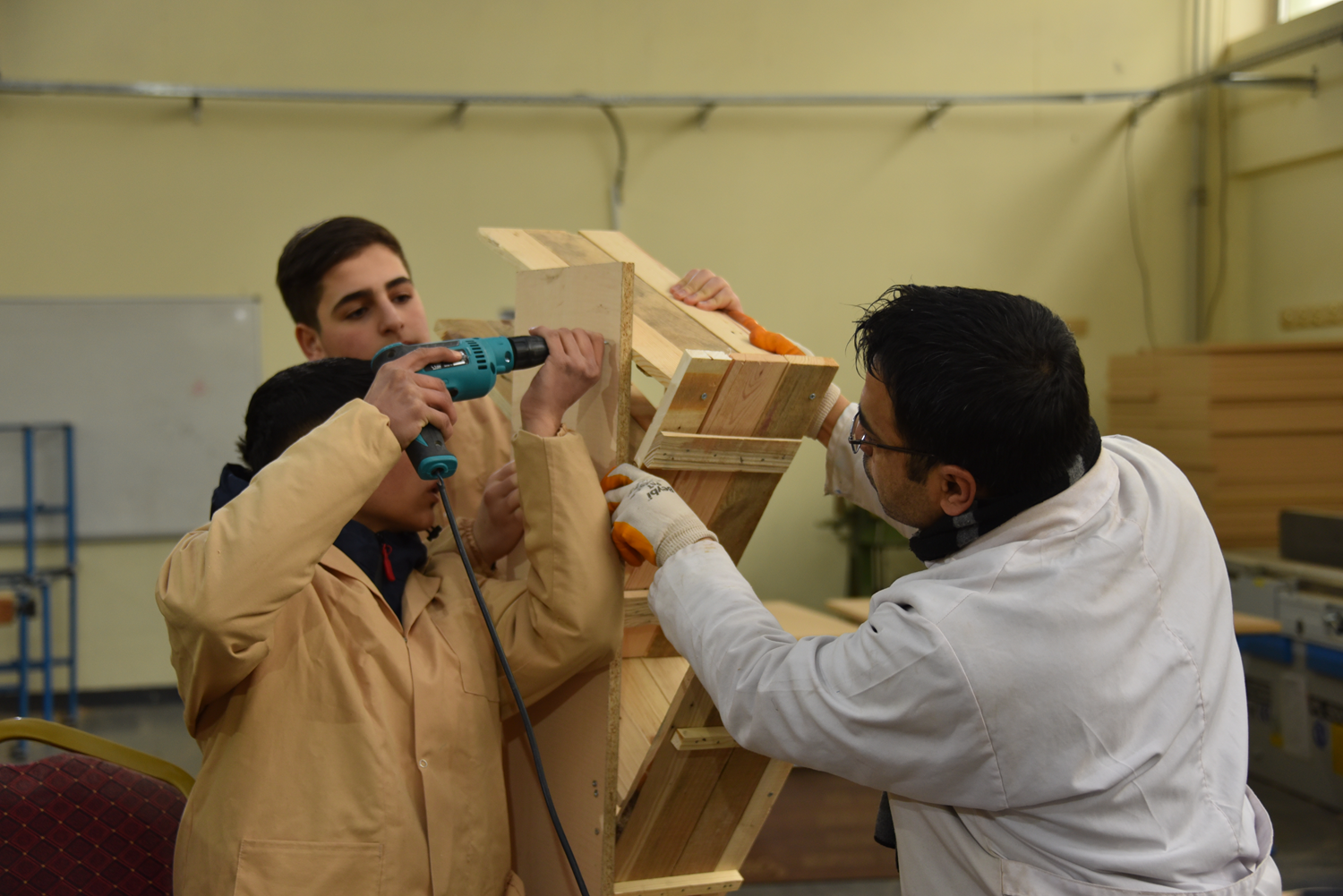 Meslek lisesi ��rencileri, at�l durumdaki malzemeleri d�n��t�r�yor