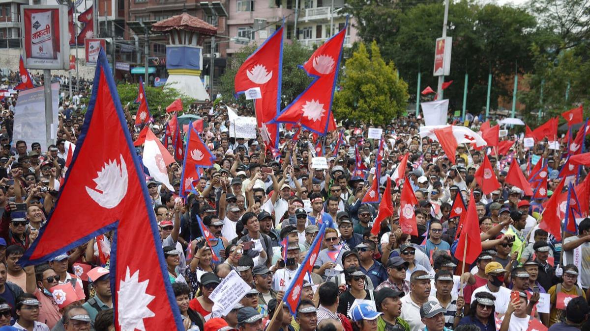 Nepal'de petrol fiyatlarna yaplan zam protesto edildi
