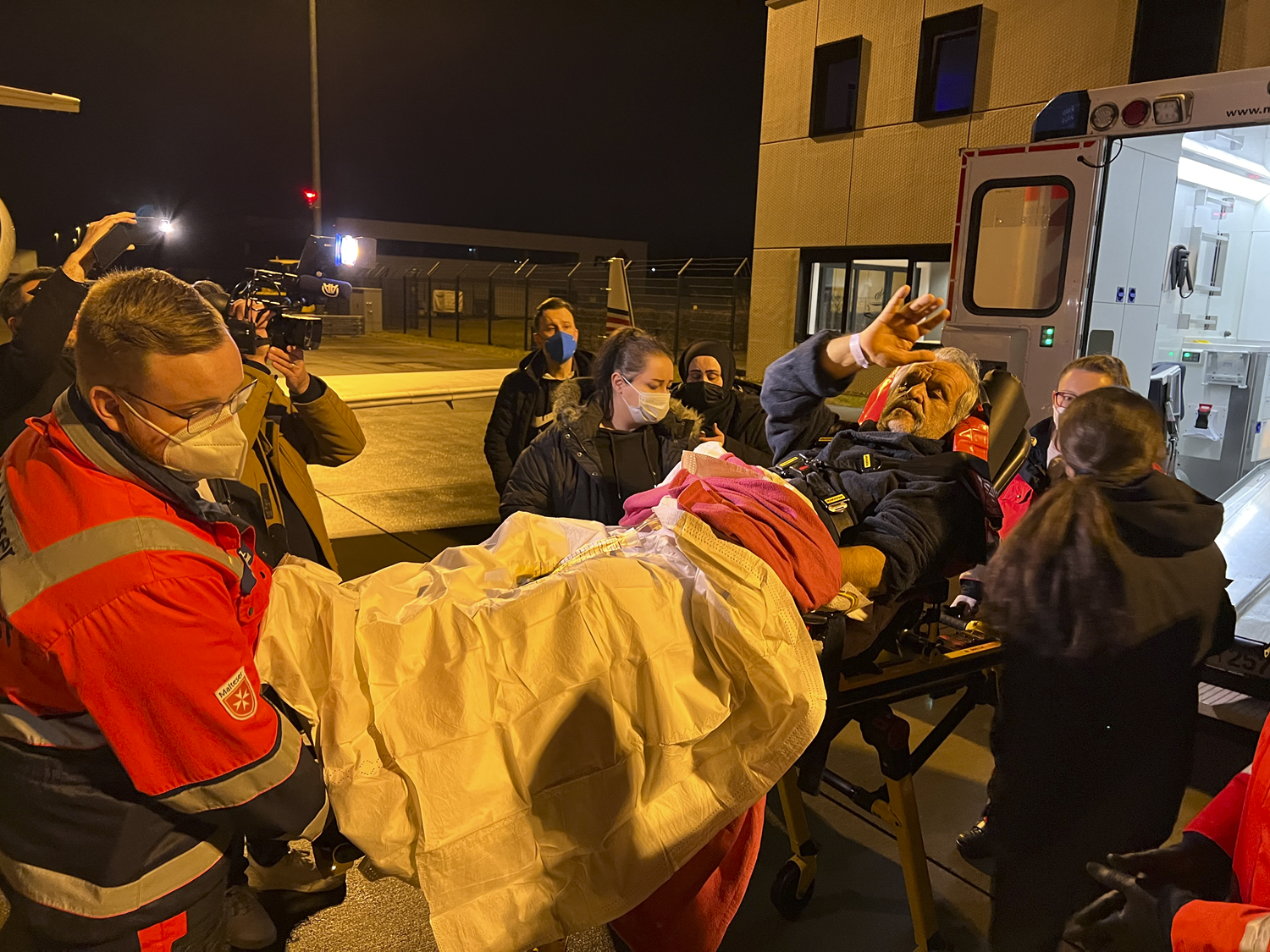 Ambulans u�ak Almanya'ya havaland�! Yeterli sa�l�k hizmeti alamad�, T�rkiye'ye nakledildi