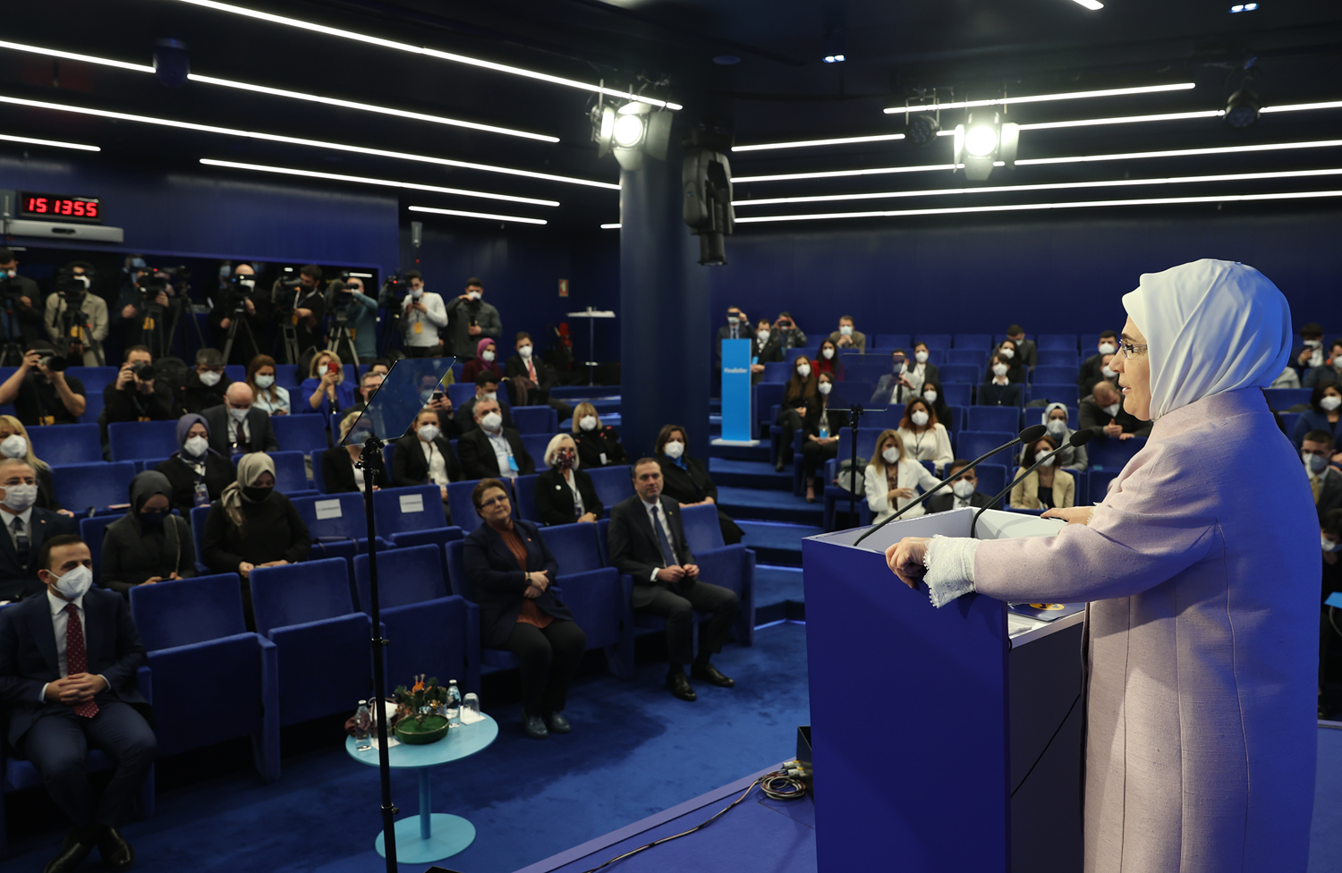 Emine Erdo�an: Do�ay� kurtaracak olan kad�nlard�r