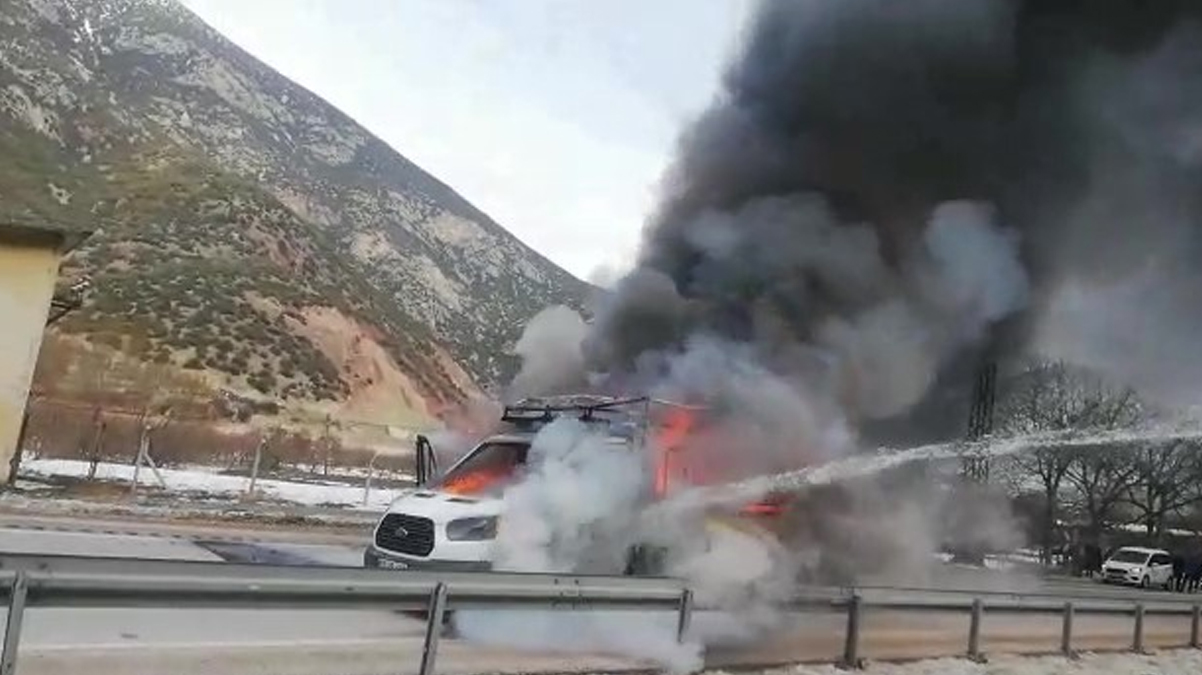 Amasya'da seyir halindeki kamyonet alev alev yand�