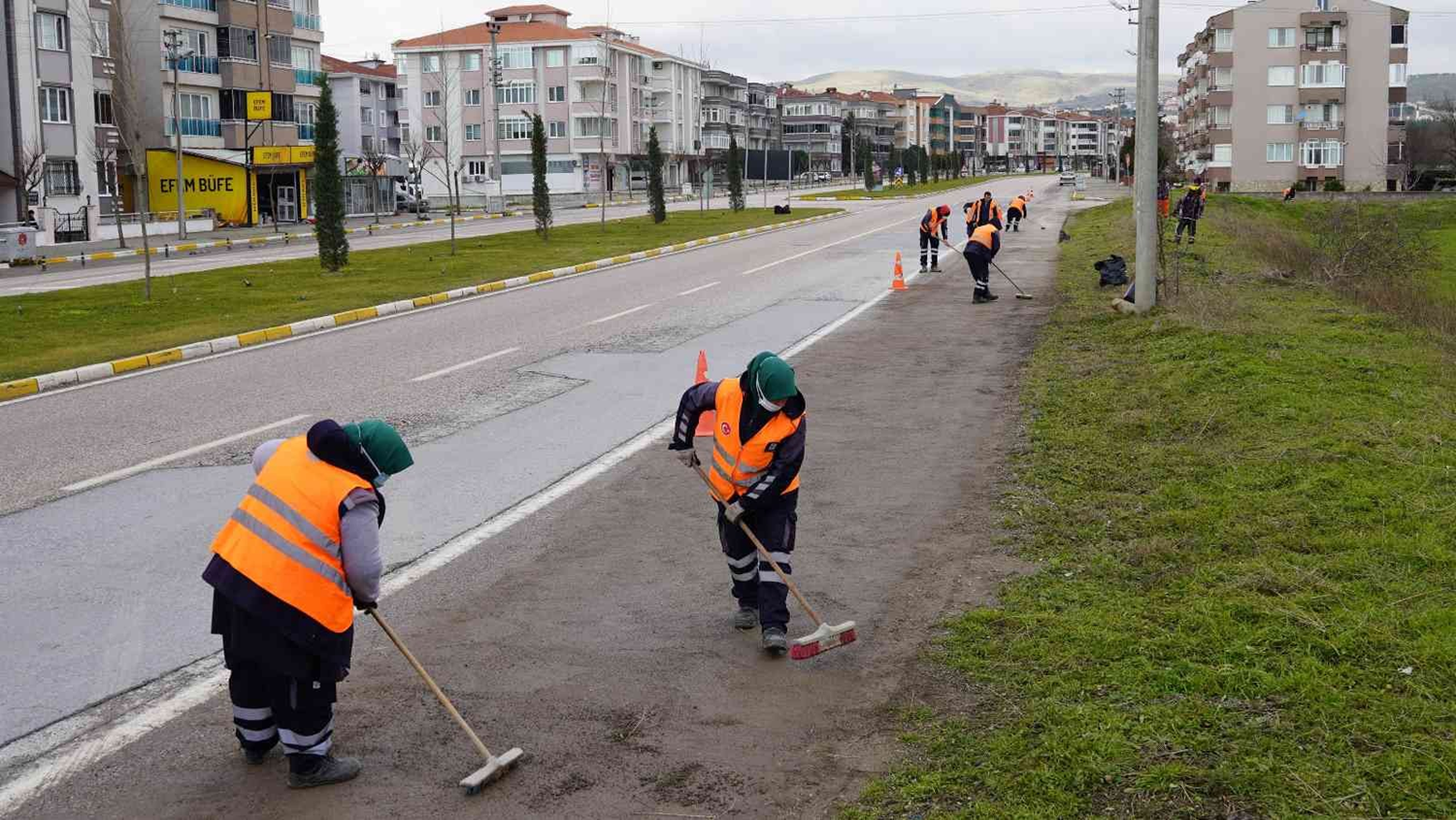Kar�n ard�ndan kum ve tuz temizleniyor