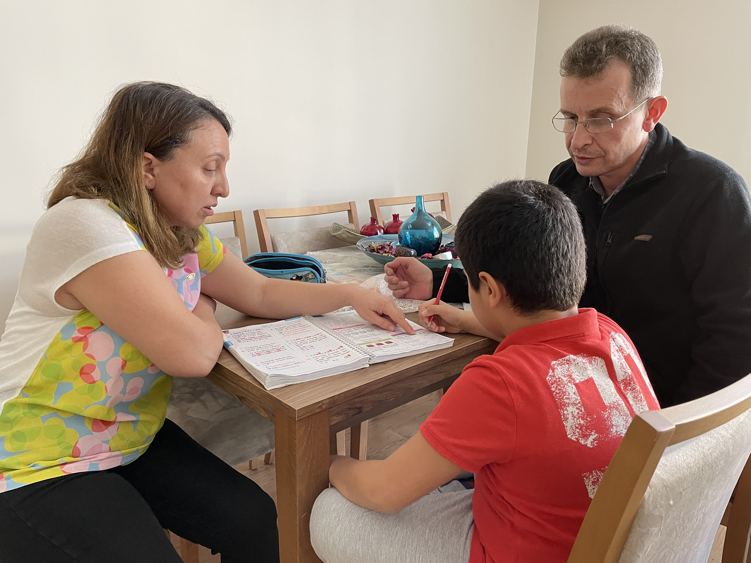 Koruyucu ailesi olduklar� Deniz evlerinin ne�esi oldu